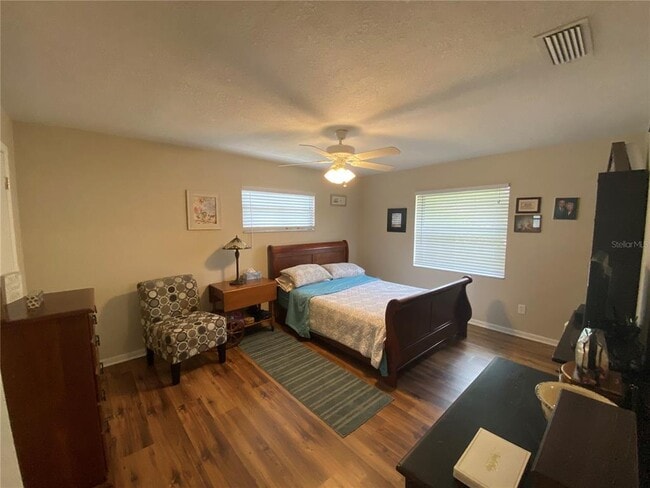 Building Photo - 454 W Oakwood Ave