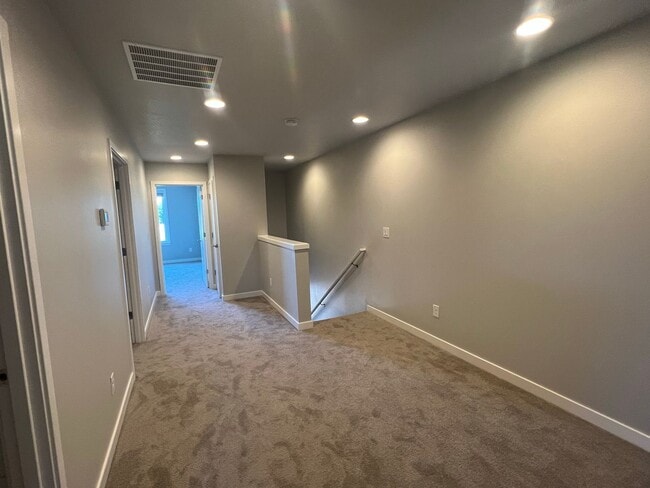 Building Photo - Beautiful, Newer Townhome!  Walking distance to many amenities.