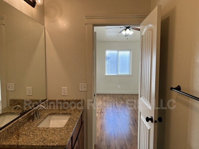 Building Photo - 279 Country Club Pkwy