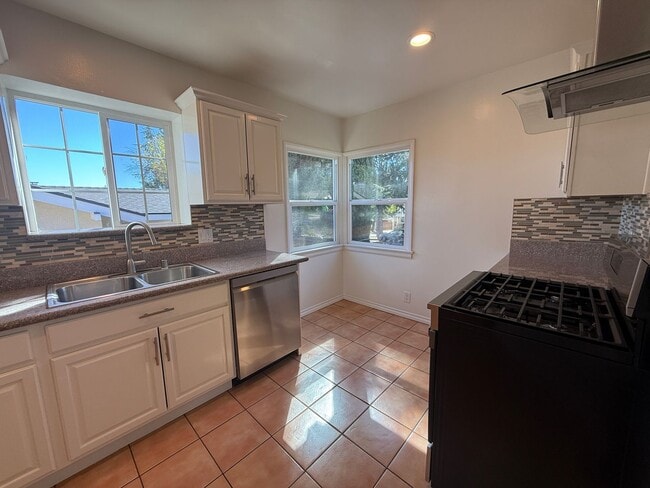 Building Photo - Amazing 3 Bedroom Montrose Home!