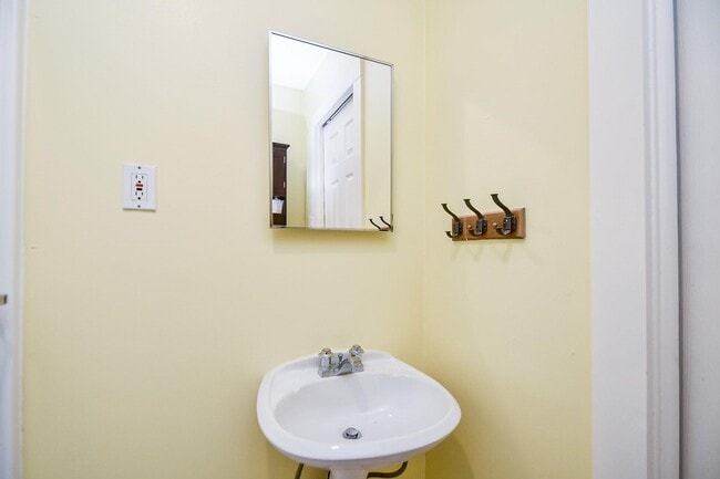 Building Photo - 4528 Magnolia St