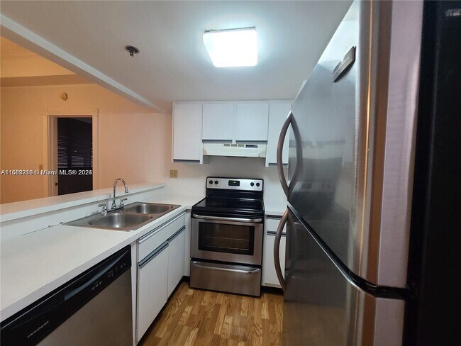 Building Photo - 540 Brickell Key Dr