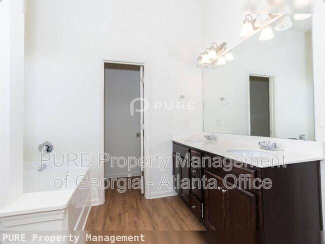 Building Photo - 840 Pine Arbor Ln
