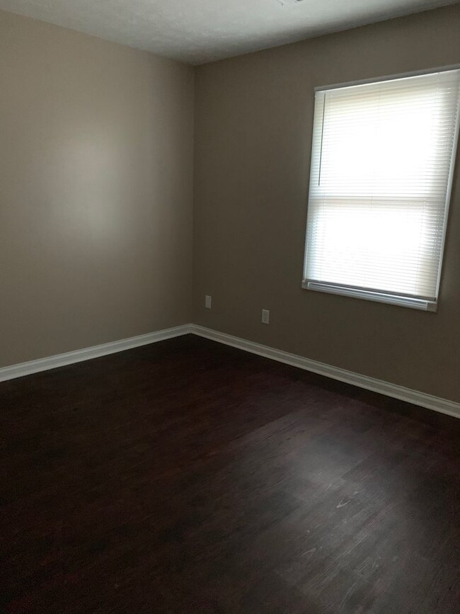 Building Photo - 2 bed 1 bath duplex
