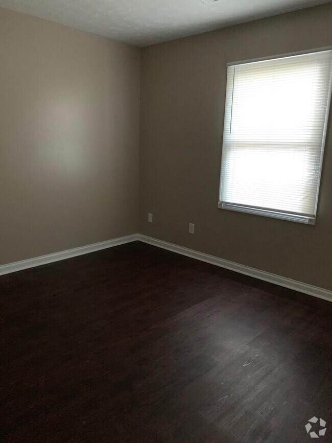 Building Photo - 2 bed 1 bath duplex