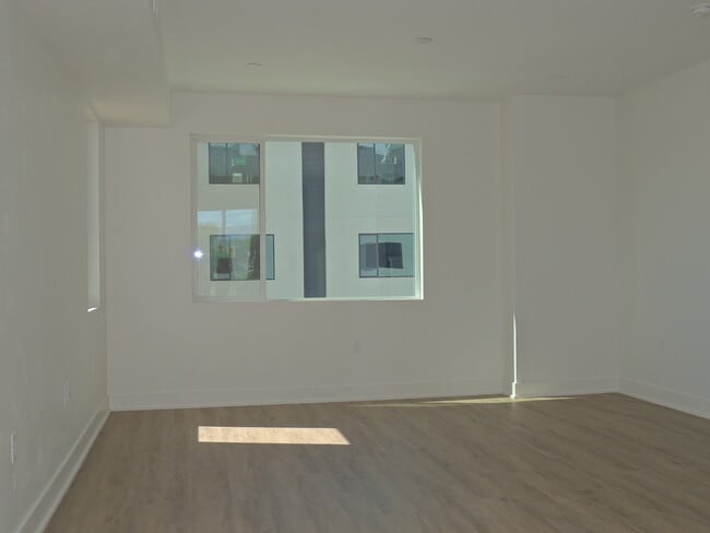 Building Photo - 600 Lawrence Ave