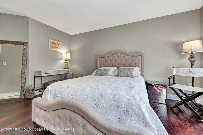 Building Photo - 13 Racquet Rd