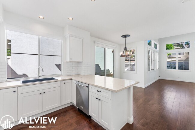 Building Photo - Beautiful 3 Bedroom, 2.5 Bathroom Home in the Heart of Tustin Ranch