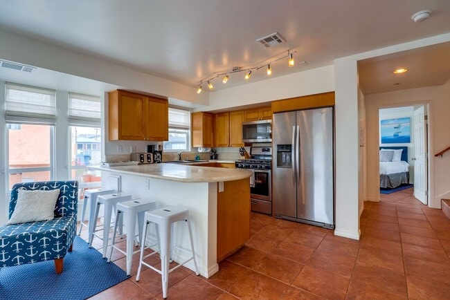 Building Photo - Private Rooftop Deck South Mission Beach