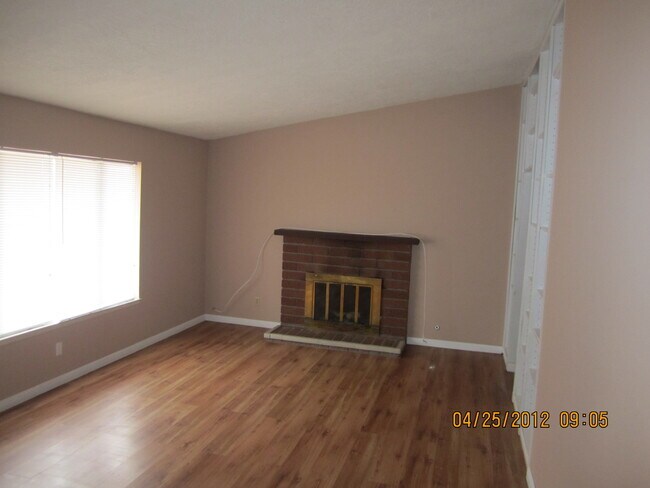 Building Photo - 3 Bedroom 2 Bathroom House