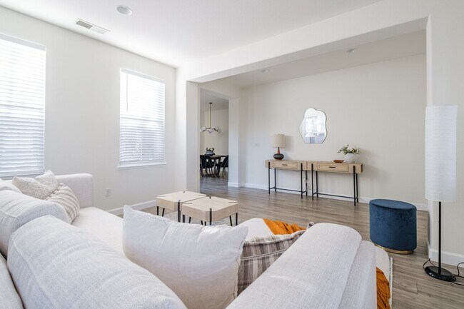 Building Photo - 4 Bedroom Fully Furnished Mid-term Rental