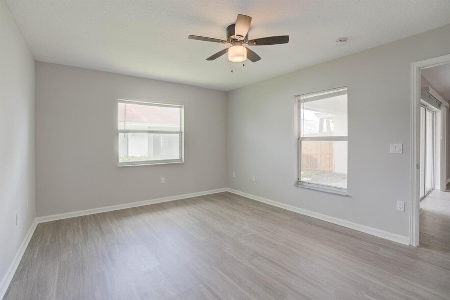 Building Photo - 9242 Roan Ln