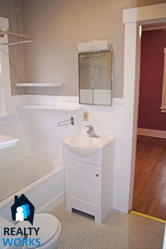 Building Photo - Super Cool bungalow in the Country Club ne...