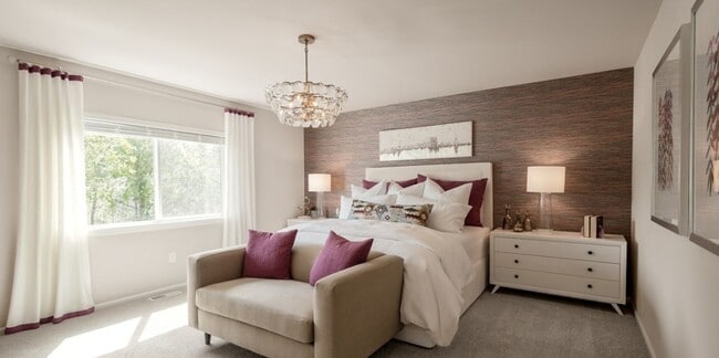Building Photo - Spacious 5-bedroom, 3.5-bath in Tahoma Ridge Community
