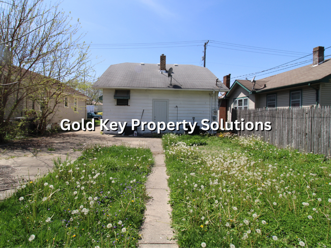 Building Photo - Spacious 2 BR 1 BA House with Central Air ...