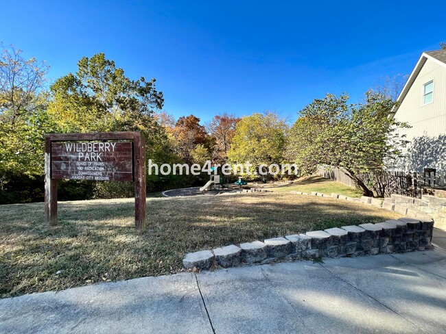 Building Photo - Wonderful Northland Home w/ an Updated Kit...