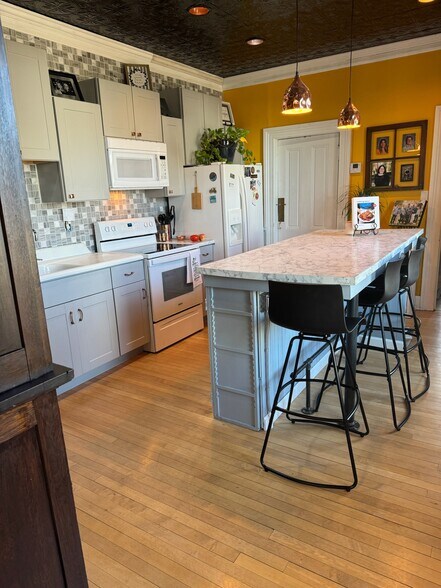 Building Photo - 204 Cherry St W