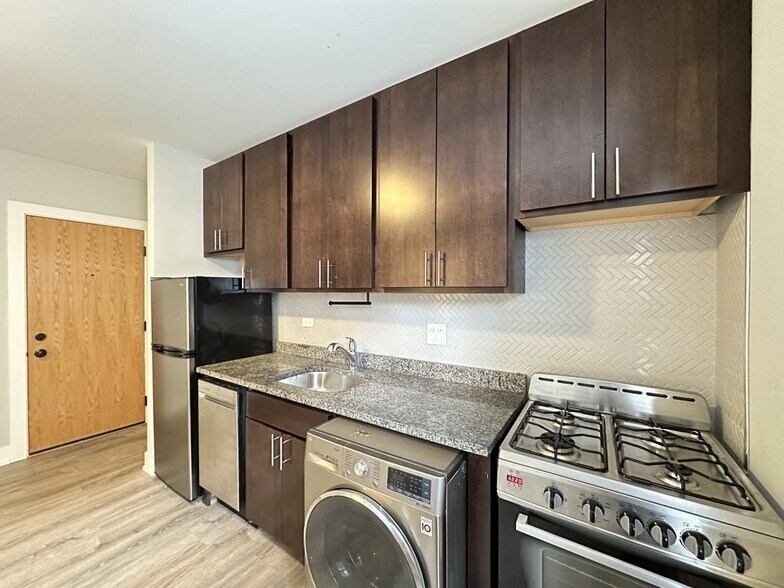 Building Photo - 434.5 W Belden Ave