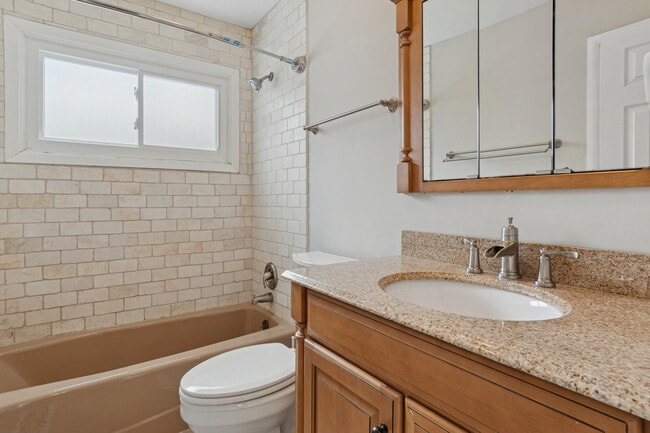 Building Photo - 1902 N Washington St