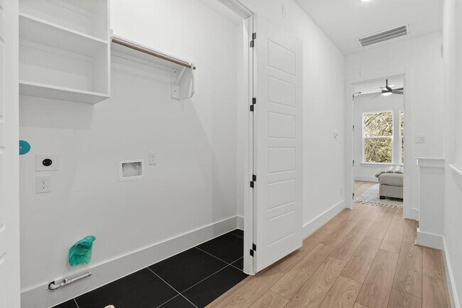 Building Photo - 905 Woodcrest Dr