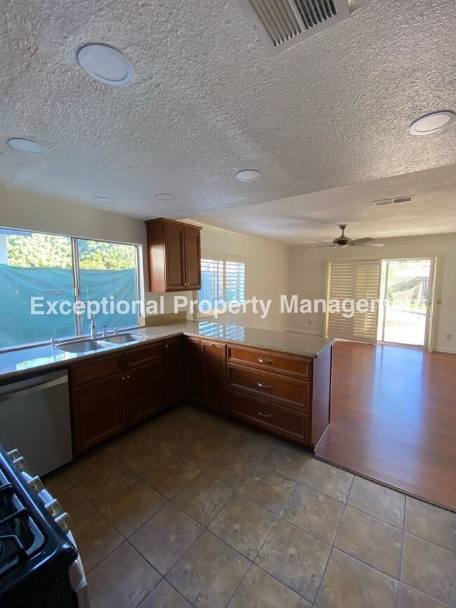Building Photo - Ready to move in 4 bedroom 2 bath home