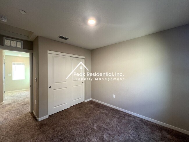 Building Photo - Updated Lincoln 4bd/2.5ba House With 2 Car...