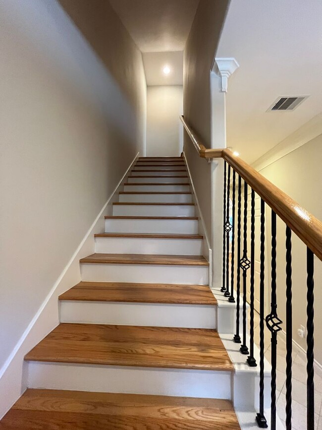 Building Photo - Wonderful 4/3.5 Townhome