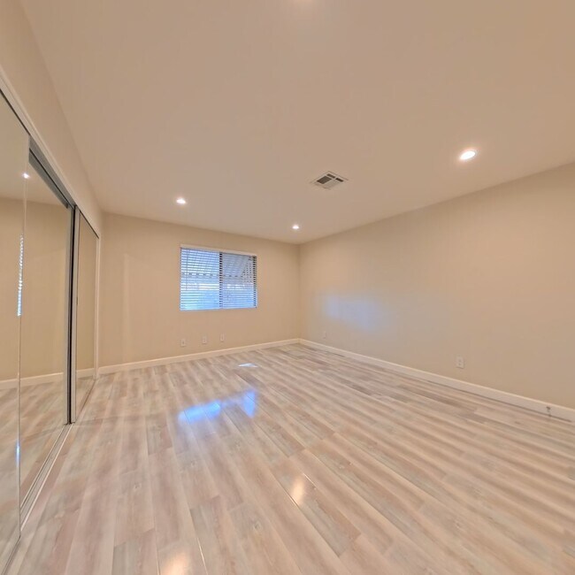 Building Photo - Modern style 2 Bed 2 bath Condo 1st Floor at The Lakes!