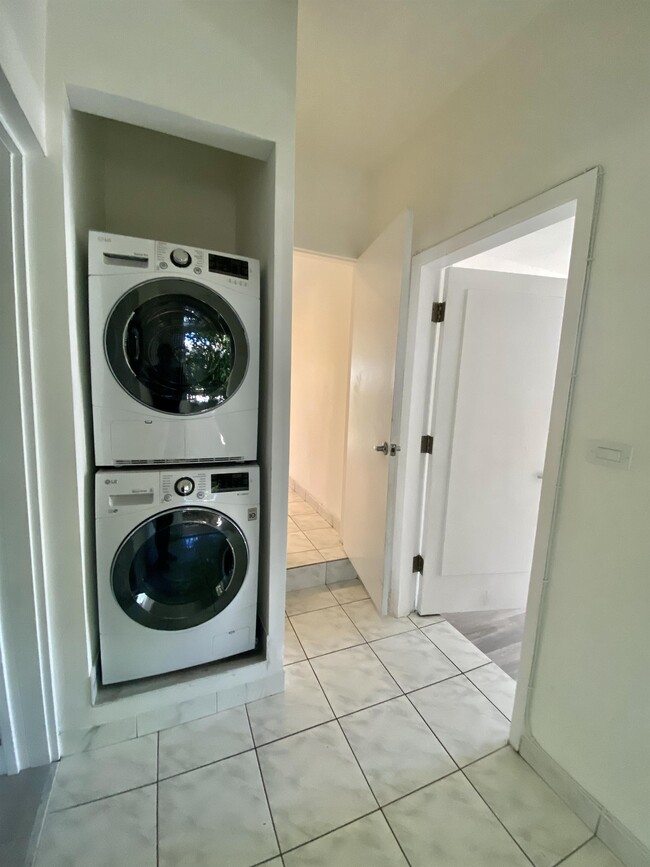 Building Photo - 1101 Bay Dr