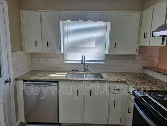 Building Photo - 2326 Greengate Dr