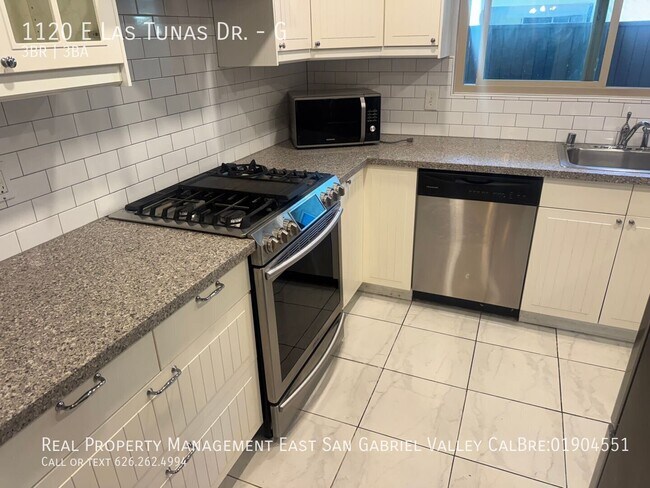 Building Photo - 1120 E Las Tunas Dr