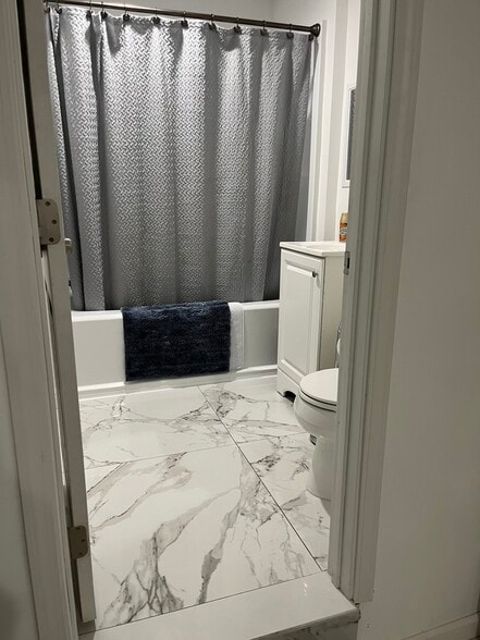 Full Bathroom ! - 17220 Ballinger St