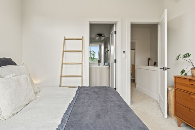 Building Photo - 6417 N Greenley Ave #4