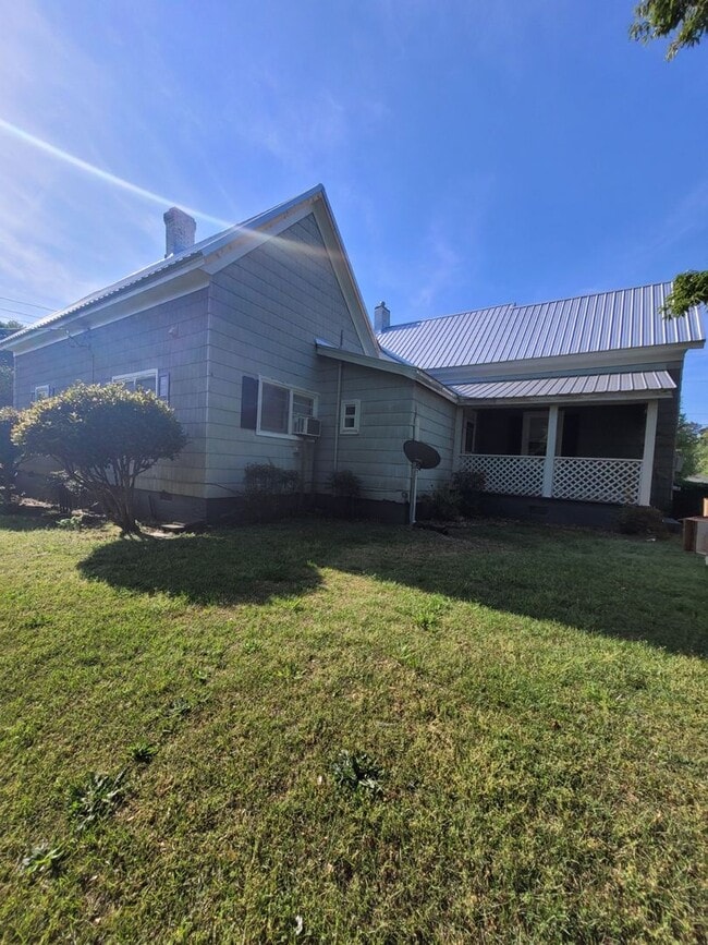 Building Photo - Madison Co. –3Bedroom, 1 Bathroom- Comer, GA – QUIET NEIGHBORHOOD – HOME SITS ON BEAUTIFUL CORNER...