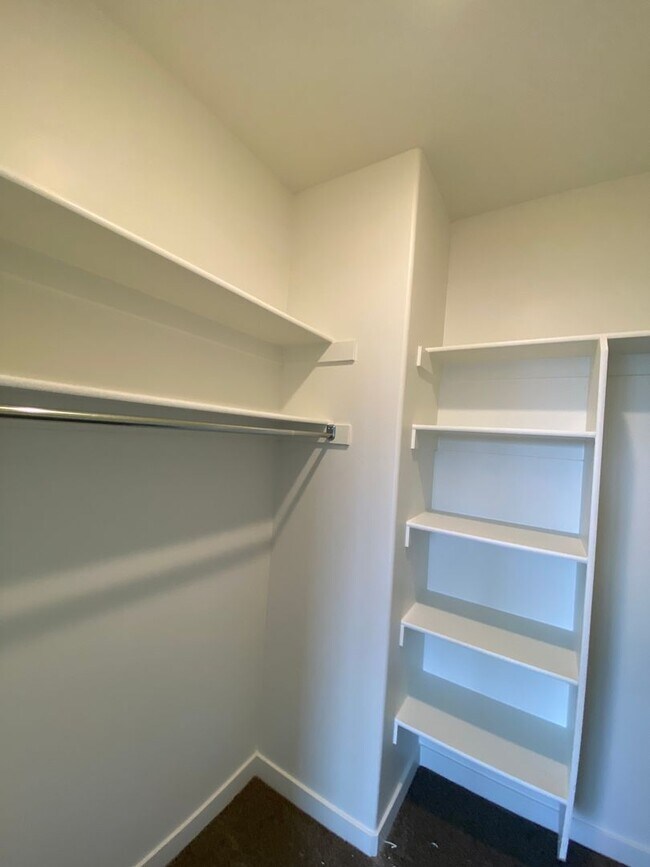Building Photo - Beautiful Newer Rockwell Ranch Townhome (End Unit)