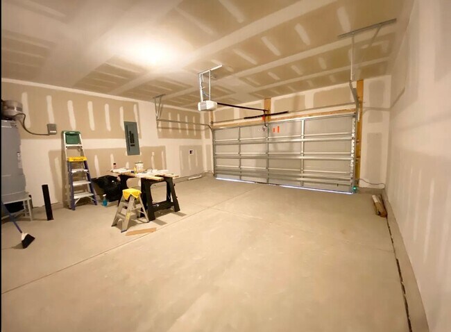 Building Photo - 4 Bed 3 Bath Single Family Home