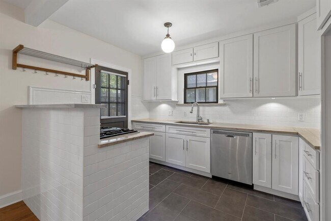 Building Photo - 307 Circle Dr