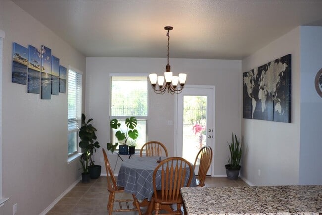 Building Photo - 321 Parrot Tulip View