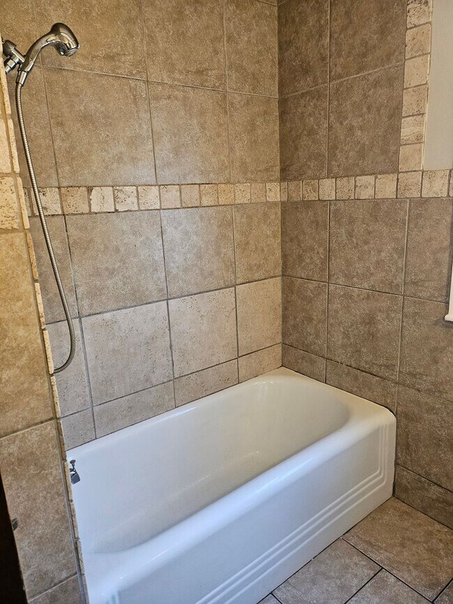 Building Photo - 2 bed 1 house