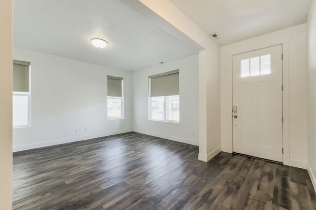 Building Photo - Spacious 4 Bed, 3.5 Bath Pet-Friendly Home with Central Air & 2-Car Garage! - Available NOW!