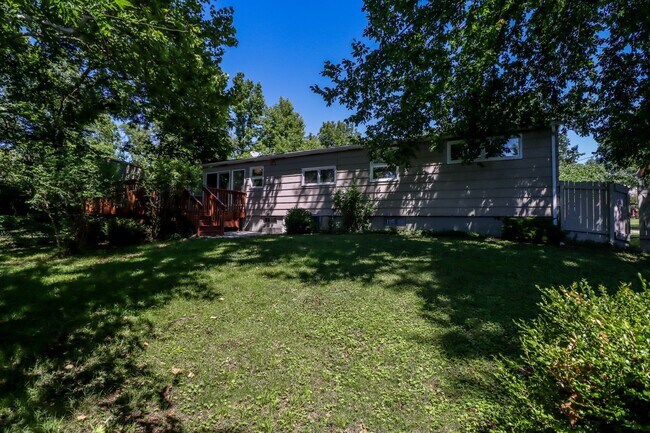 Building Photo - Immaculate Centrally located home!