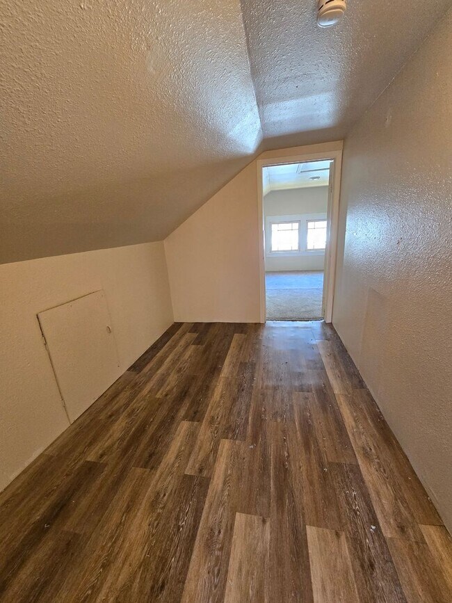 Building Photo - Centrally located 4 bedroom home