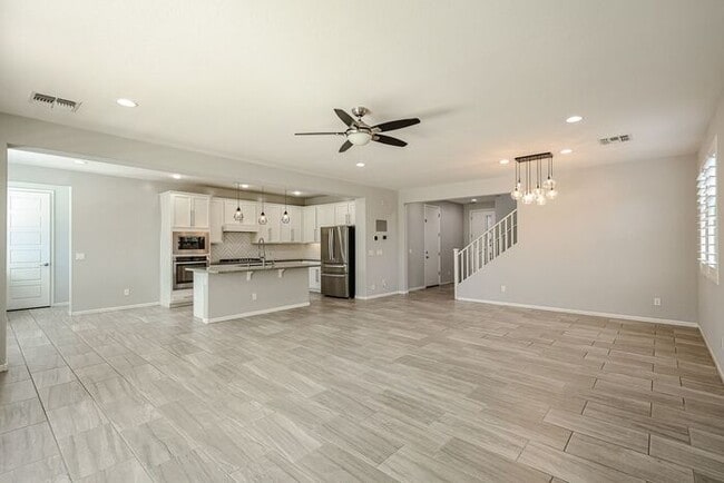 Building Photo - Beautiful 5bedrooms-2Baths Modern Style Home!