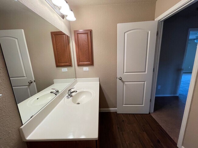 Building Photo - BEAUTIFUL 3 BEDROOM 2.5 BATH FEATURING A LUXURY KITCHEN WITH WHITE GRANITE COUNTERS, GRAY CABINET...