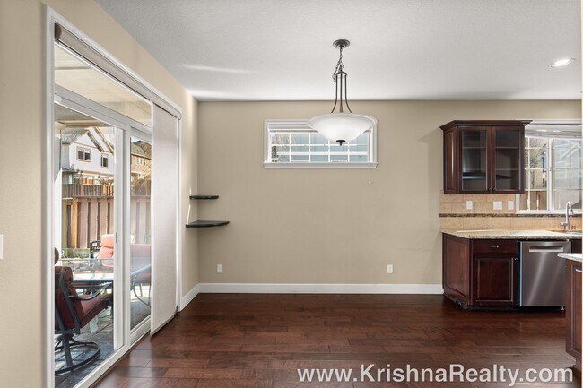 Building Photo - Outstanding 4 BD* 3* BA + *Bonus Room* Cor...
