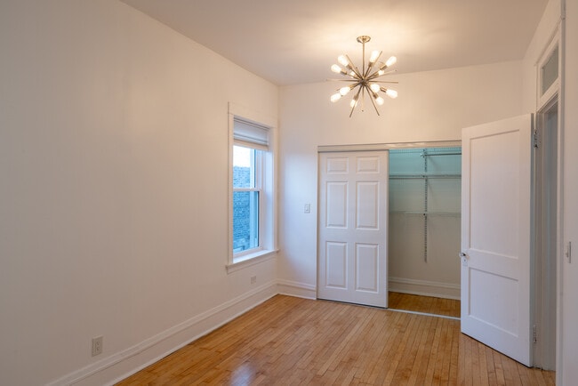 Building Photo - 1460 W Foster Ave