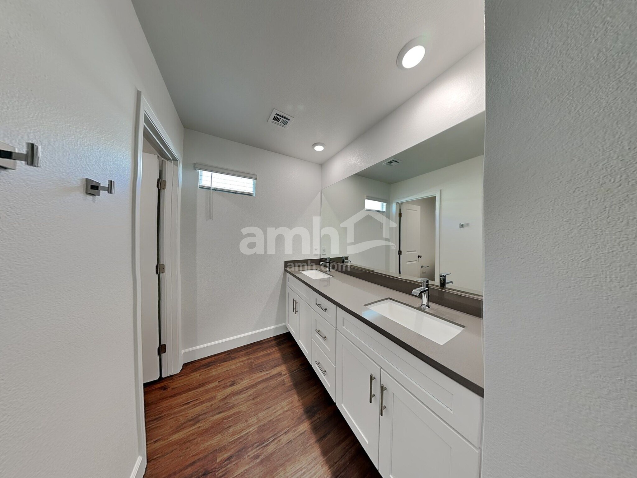 Building Photo - 836 Longwood Gdns St