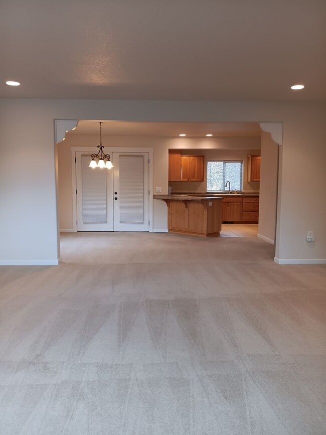 Building Photo - Beautiful Townhouse in West Salem is Ready For You!
