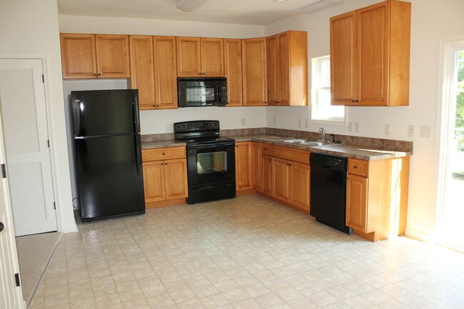 Building Photo - 3 Bedroom 2.5 bath Two Level Townhome