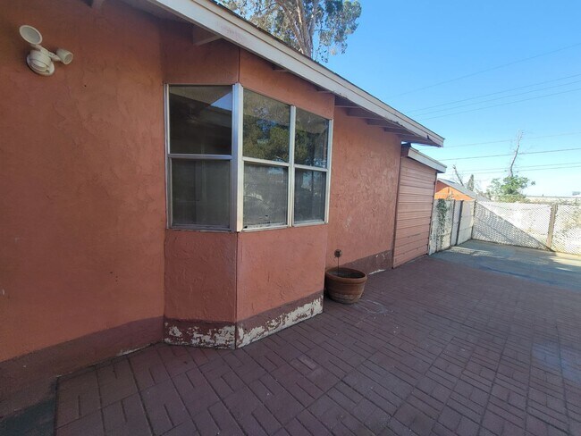 Building Photo - Ready to View!!